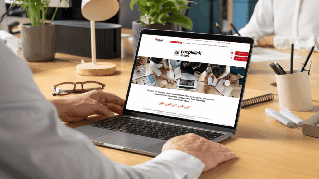 Un utente utilizza un laptop per accedere al sito Peoplelink