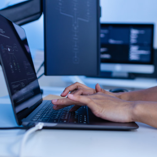 Prompt Engineering: scopri come scrivere prompt professionali, pattern efficaci e regole pratiche per ottenere risultati migliori dall’AI.