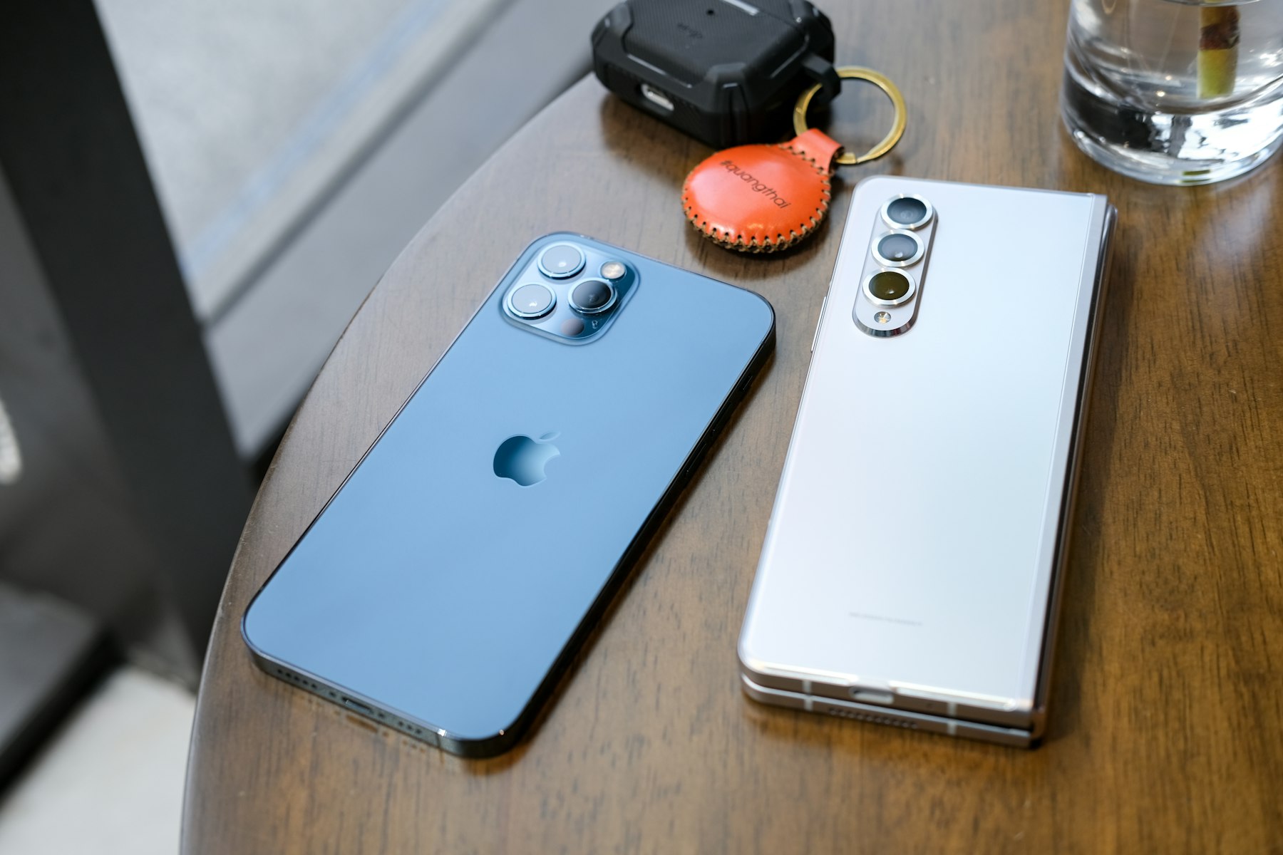 App aziendali 2027: uno smartphone iOS e uno Android affiancati