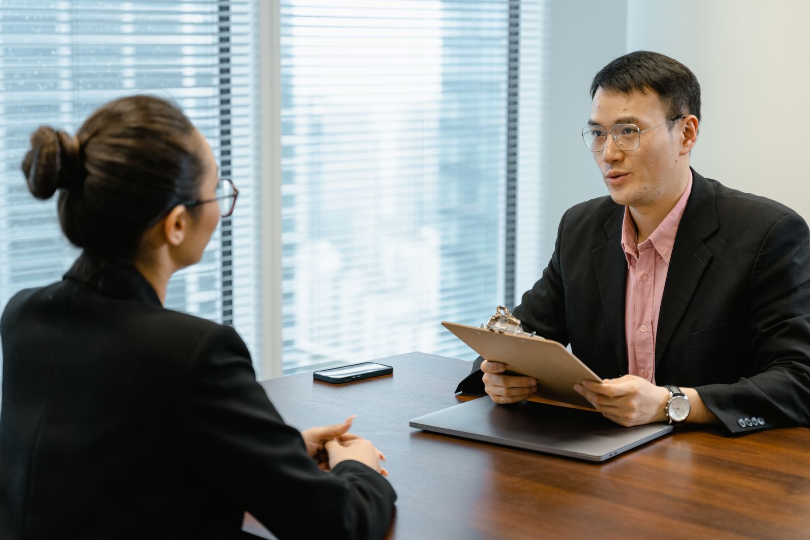 come si assume un agente AI: colloquio, contratto e permessi